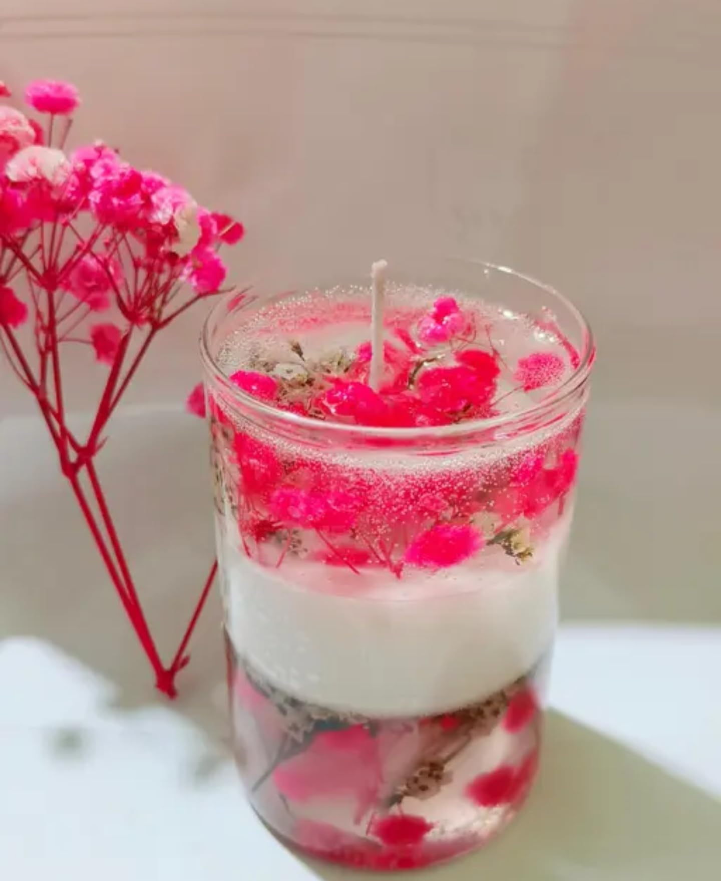 Handmade Glass Jar Candle with Pink Dried Flowers, White Wax, Decorative Floral Design, Clear Container