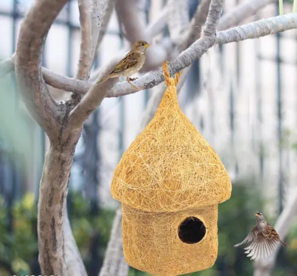 Handwoven Grass Bird Nest House, Natural Fiber Hanging Birdhouse for Sparrows, Outdoor Garden Decor