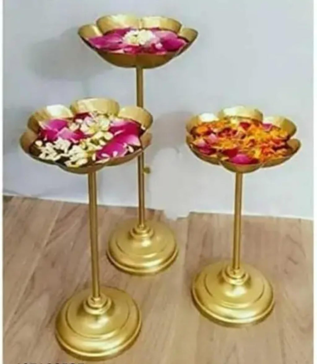 Elegant Gold Metal Tealight Candle Holders Set, Flower-Shaped Pedestal Design, 3-Piece Decorative Stands for Home, Wedding, Party