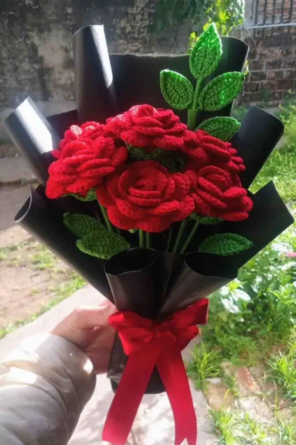 Handmade Crochet Red Rose Bouquet, Knitted Artificial Flowers with Green Leaves, Black Paper Wrap, Red Ribbon Bow