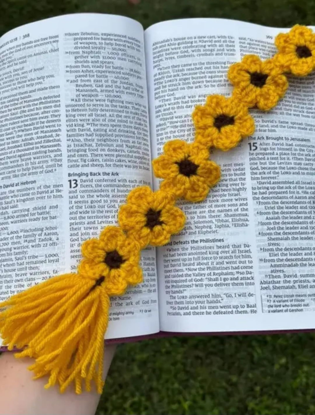 Handmade Crochet Sunflower Bookmark, Yellow, Floral Design with Tassel, Knitted Book Accessory, Set of 2