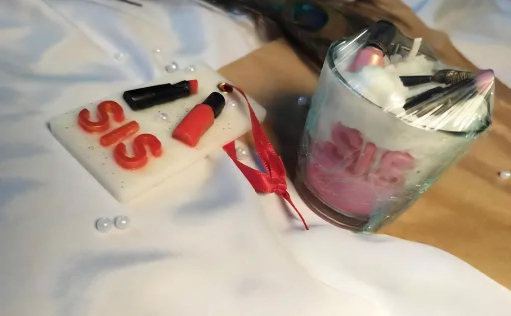 SIS Candle Gift Set with Makeup Charm, Sister Themed Decorative Wax Candle in Glass, Pink and White