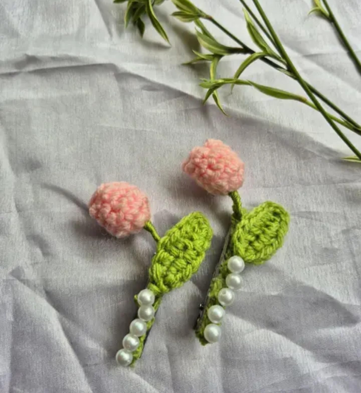 Handmade Crochet Pearl Hair Clips, Pink Rose and Green Leaf Design with White Beads, Decorative Hair Accessories