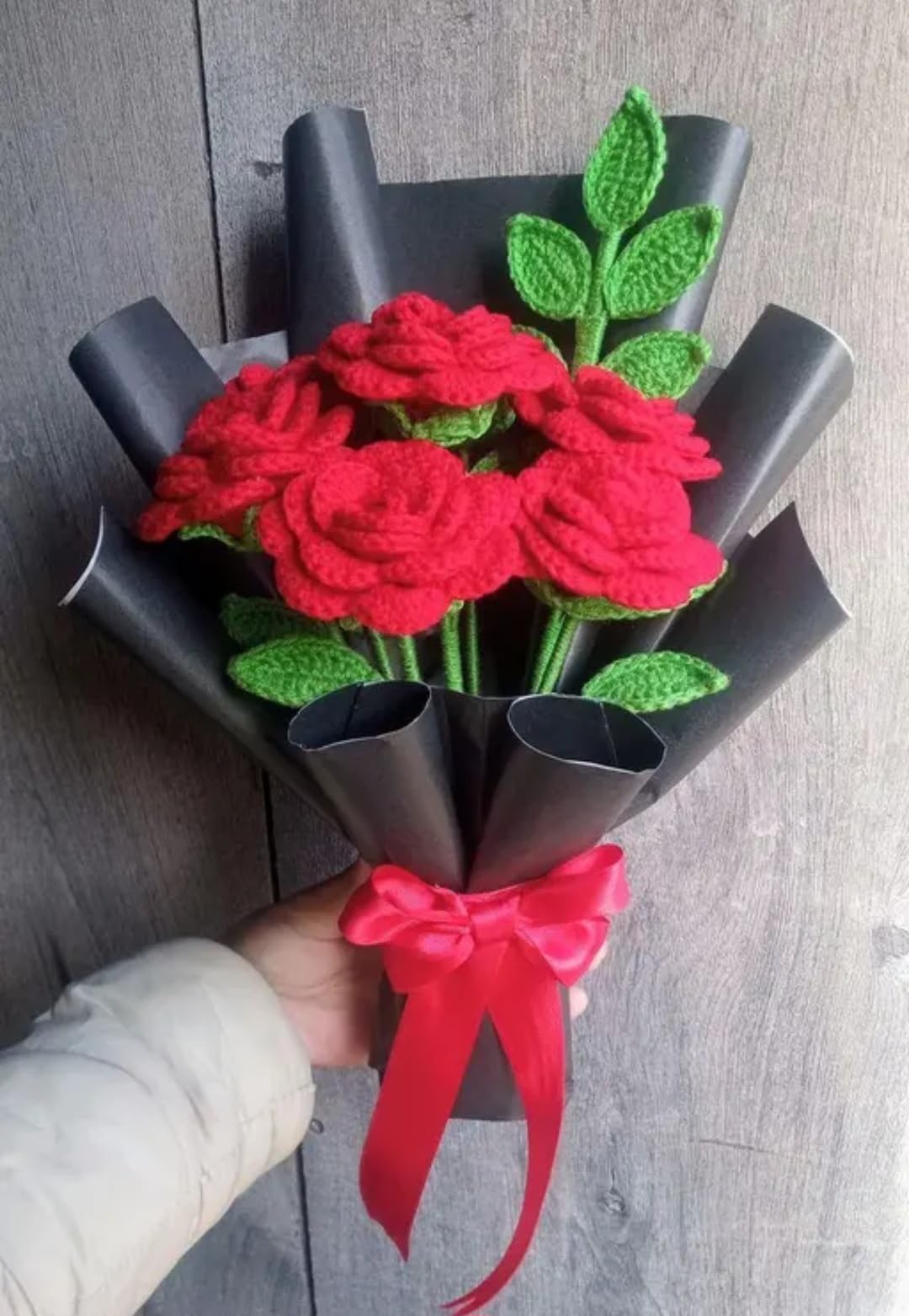 Handmade Crochet Red Rose Bouquet, Knitted Artificial Flowers with Green Leaves, Black Paper Wrap, Red Ribbon Bow