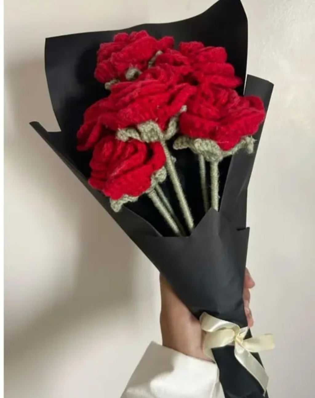 Handmade Crochet Red Rose Bouquet, Knitted Yarn Flowers, Black Wrap with Ribbon, Valentine's Gift