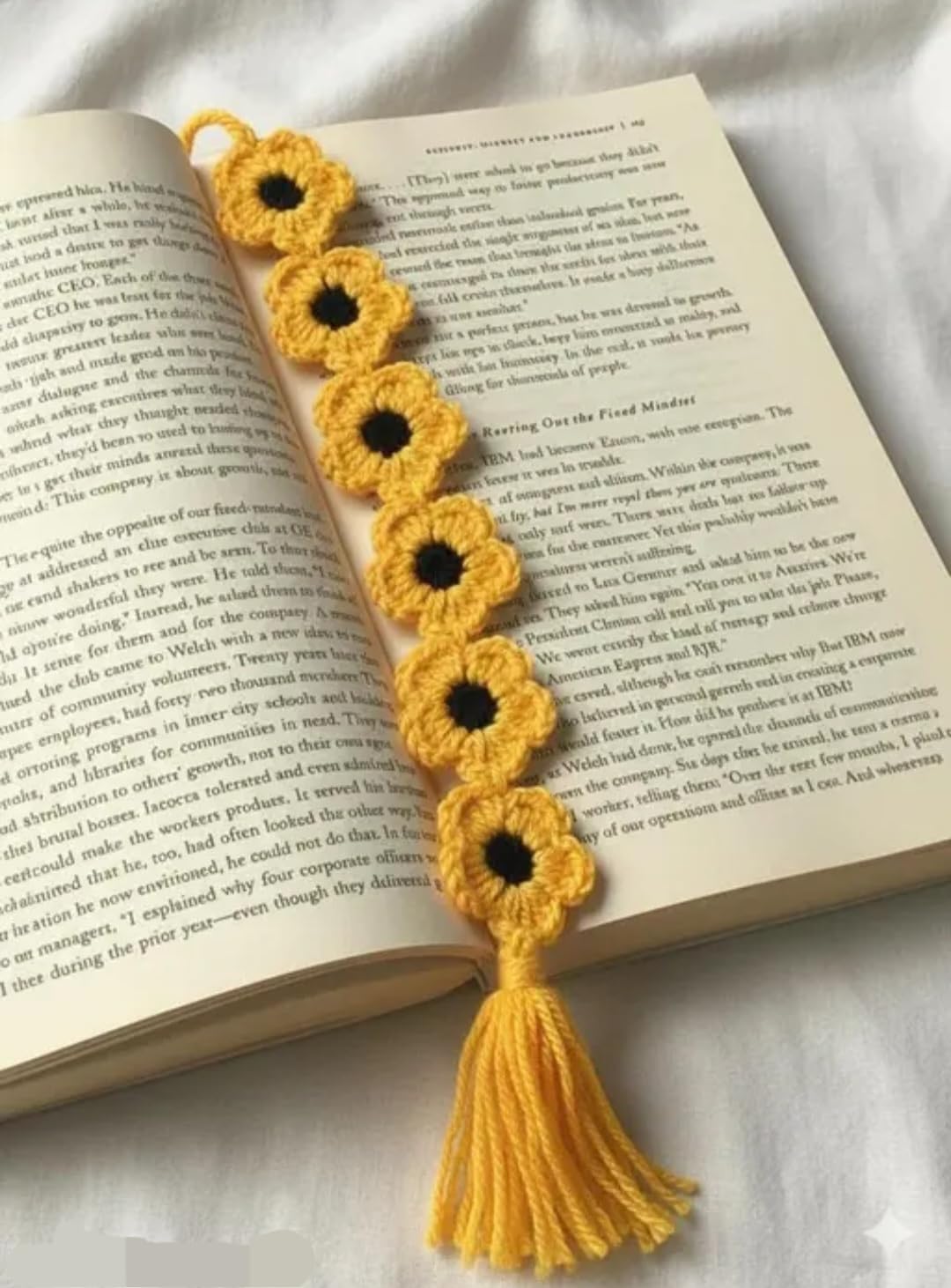 Handmade Crochet Sunflower Bookmark, Yellow, Floral Design with Tassel, Knitted Book Accessory, Set of 2