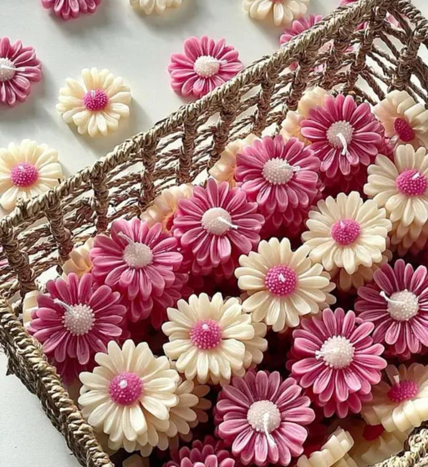 Decorative daisy candle