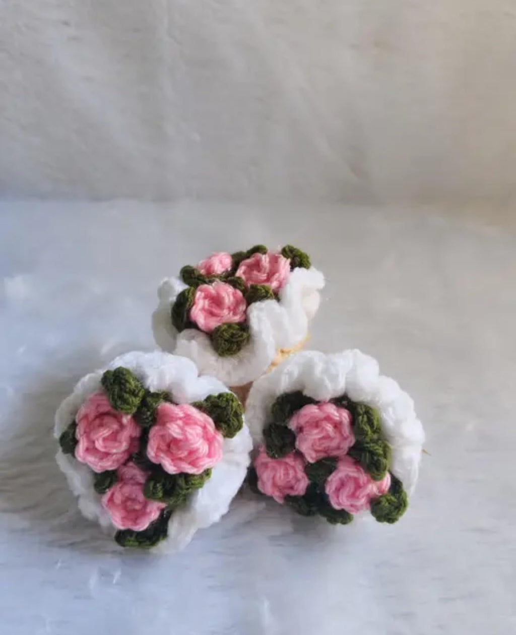 Handmade Crochet Cloud Keychain with Pink Roses and Green Leaves, White Cotton, Decorative Bag Charm