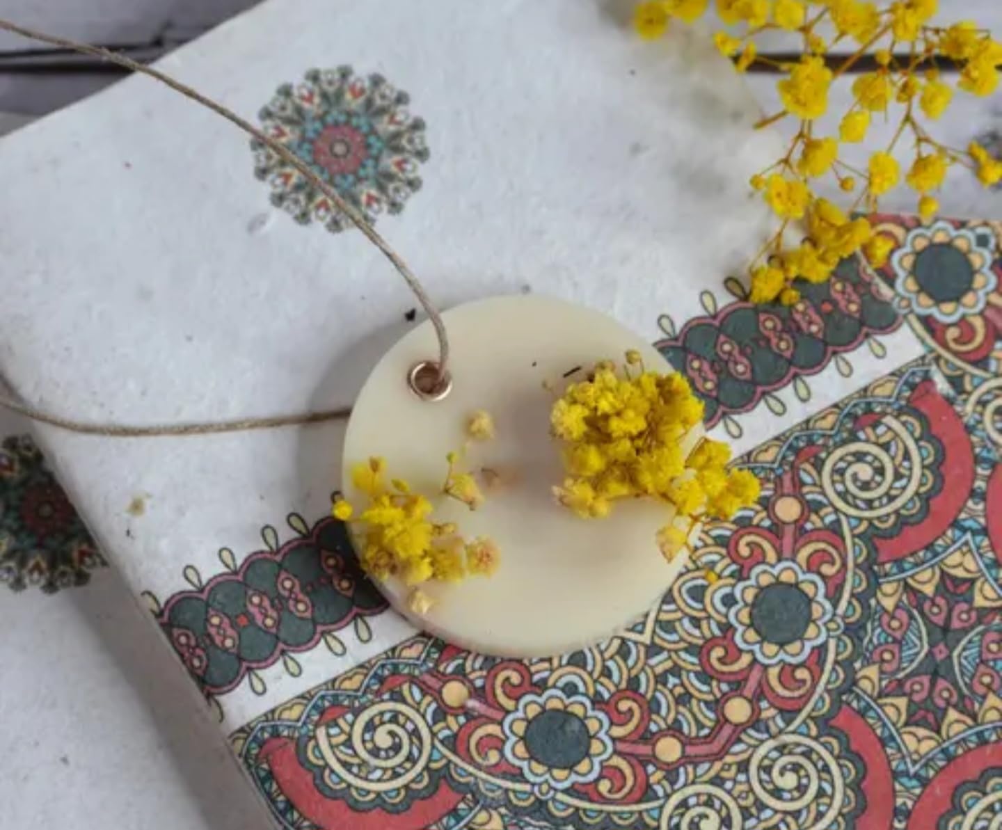 Handcrafted Soy Wax Aromatherapy Pendant, White Round Disk with Natural Dried Flowers, Boho Style, Decorative Home Fragrance
