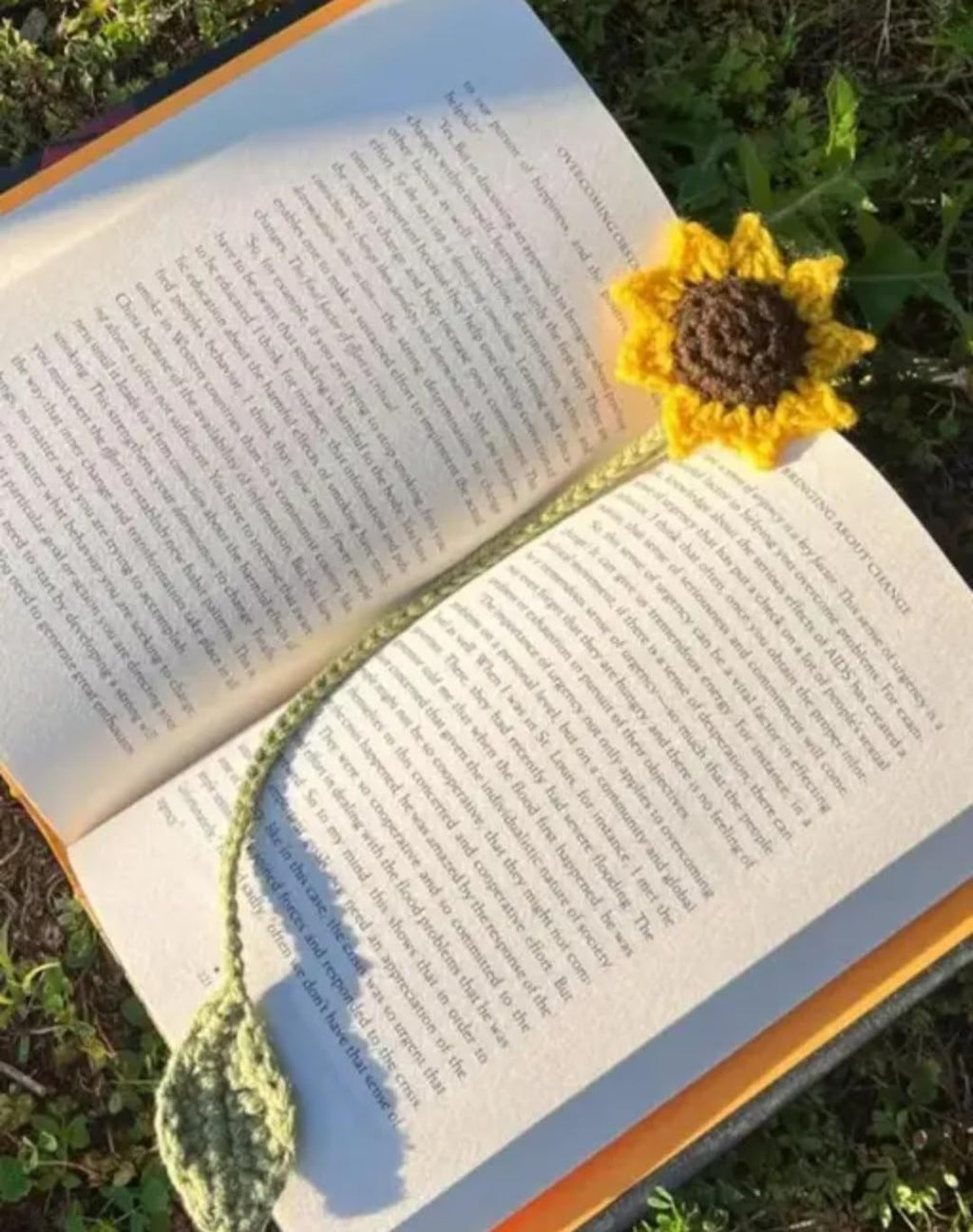 Handmade Crochet Sunflower Bookmark, Yellow and Green, Knitted Floral Book Accessory, Set of 2