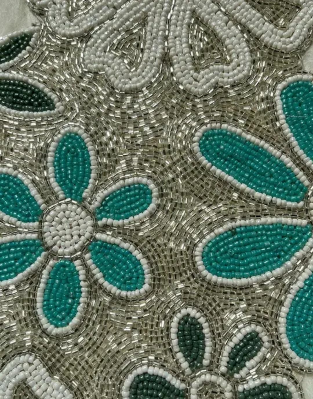 Beaded Sunflower Placemat, Yellow and White Floral Design, Table Decor, Handcrafted Dining Accessory