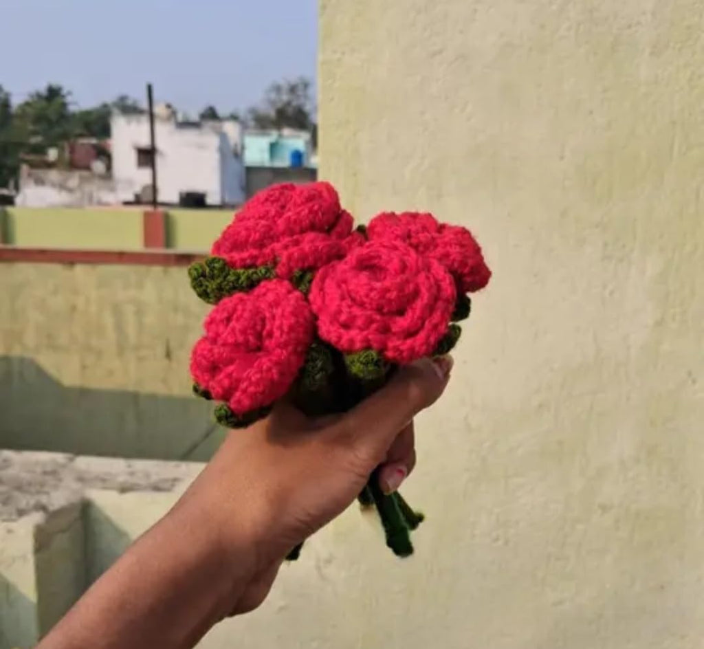 Handmade Crochet Rose Bouquet, Red, Knitted Floral Arrangement, Artificial Flowers with Green Leaves