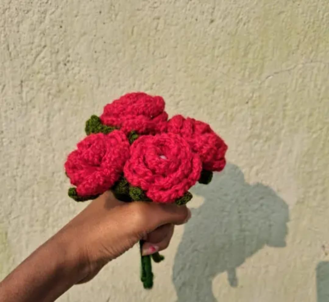 Handmade Crochet Rose Bouquet, Red, Knitted Floral Arrangement, Artificial Flowers with Green Leaves